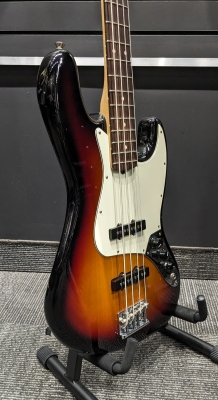 Fender AM Pro Jazz Bass, Rosewood Fingerboard - 3-Colour Sunburst 4